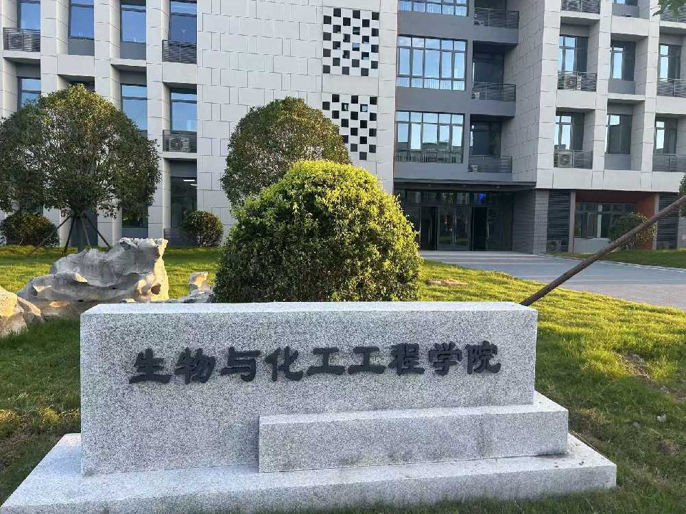 乌兰县扬州职业大学体育场高杆灯项目